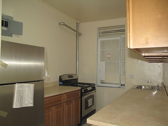 4th image of 555 Fort Washington Ave