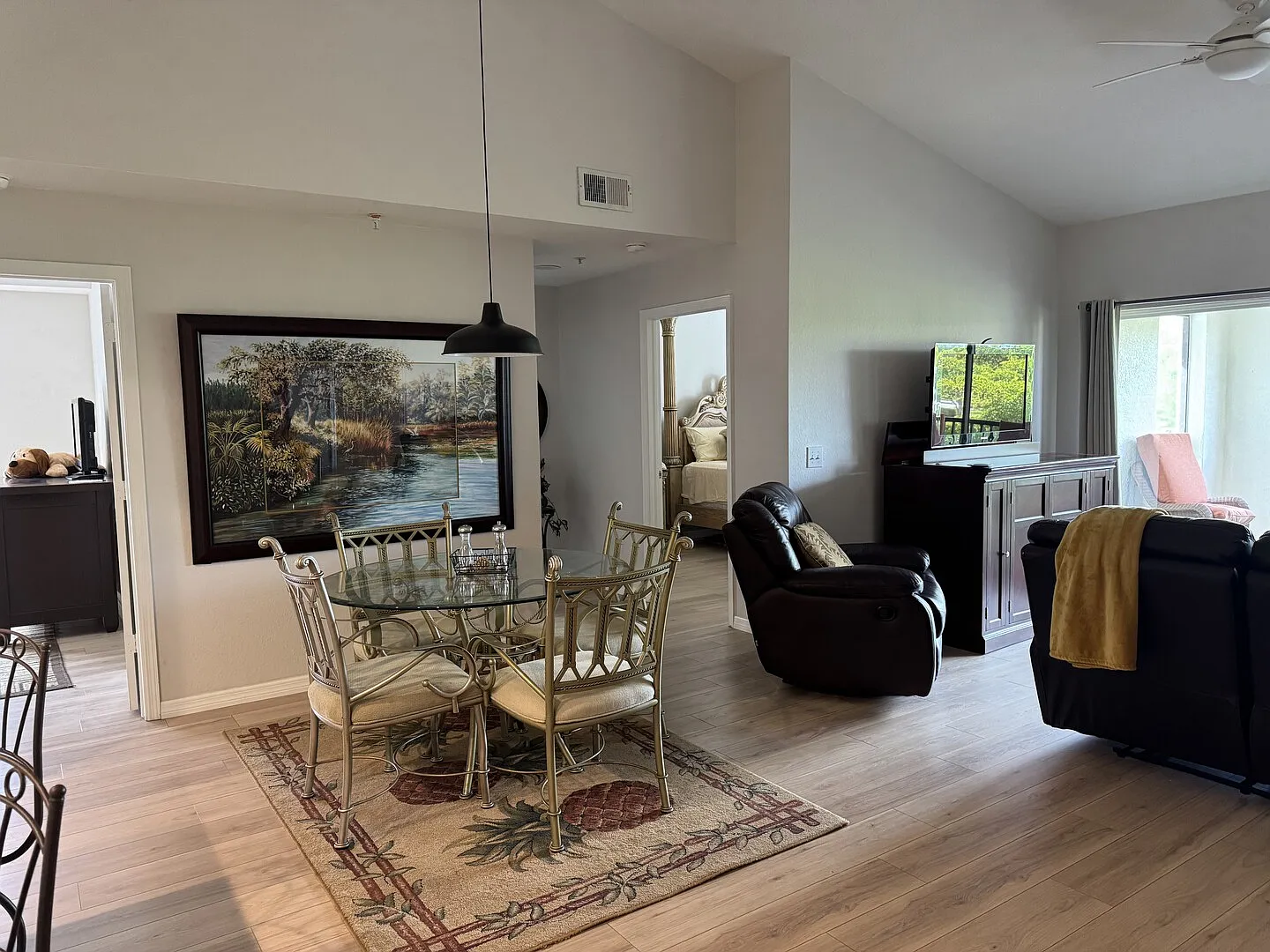 3rd Floor Furnished Condo — Photo 2