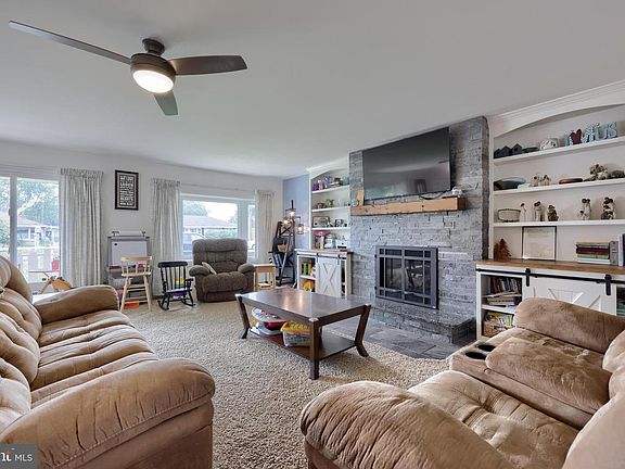 5th image of 980 S Green St