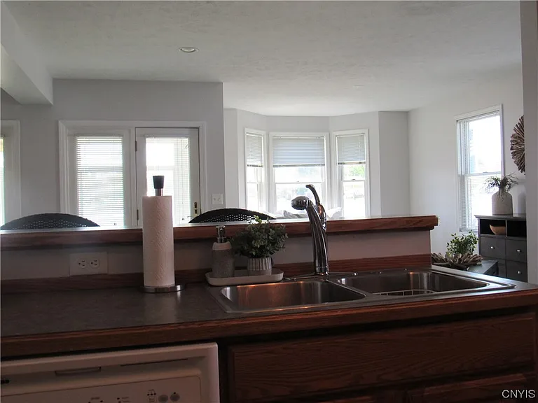 28 E River Rd #2-1 — Photo 8