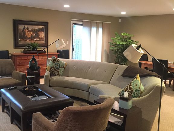 Spacious living/dining room
