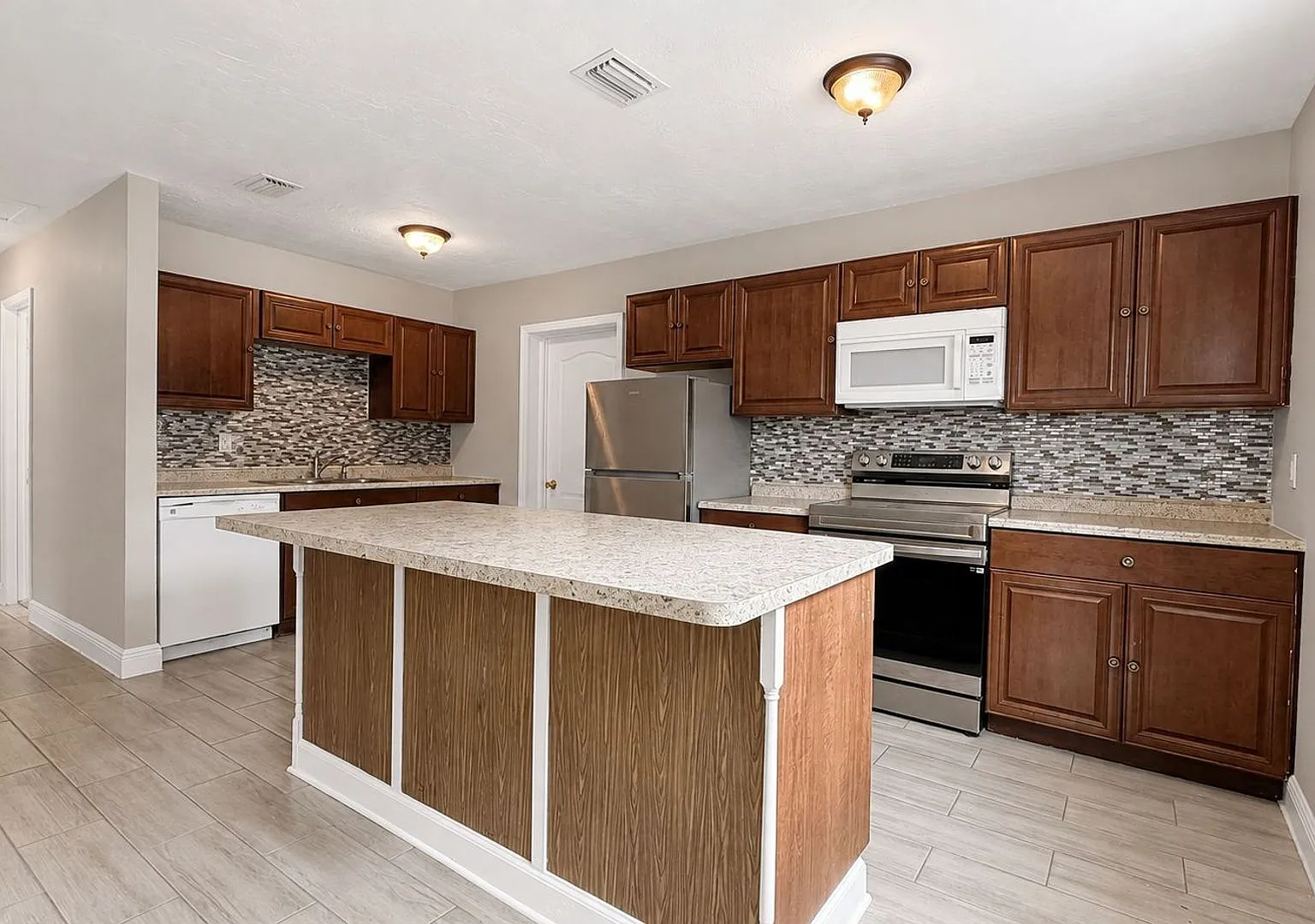 Updated 3 Bedroom Home with Bonus Florida Room, Workshop & Fenced Yard — Photo 3