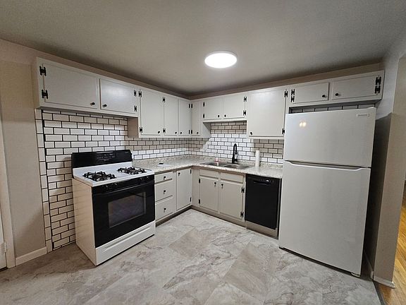 3rd image of 741 Pine Valley Dr