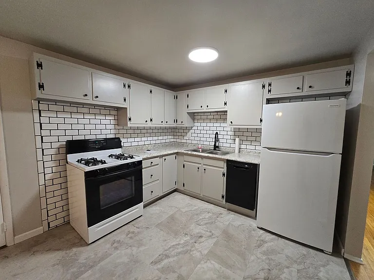 741 Pine Valley Dr — Photo 3