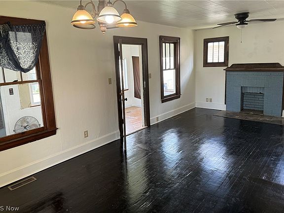 3rd image of 810 Hugh St