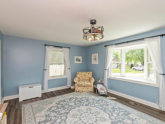 4th image of 7628 Davis Ln