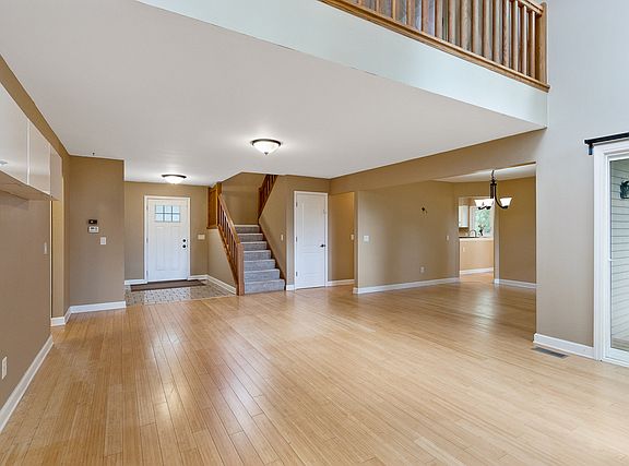 4th image of 2470 Larchmont Ln