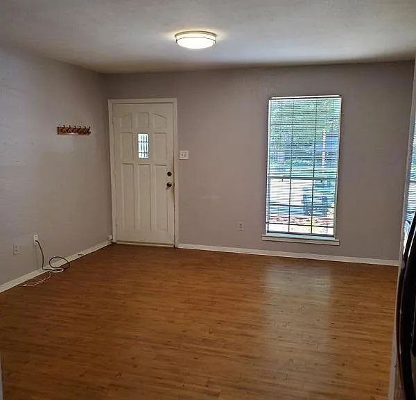 204 Hillcrest Ter — Photo 3