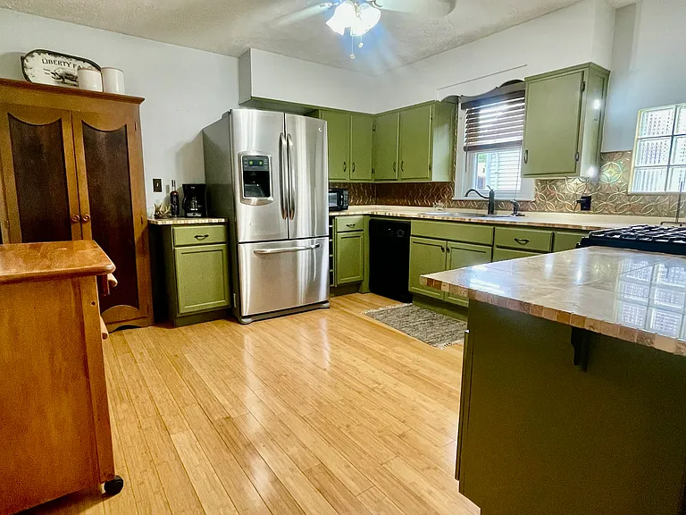 1239 Schiller Ave — Photo 10