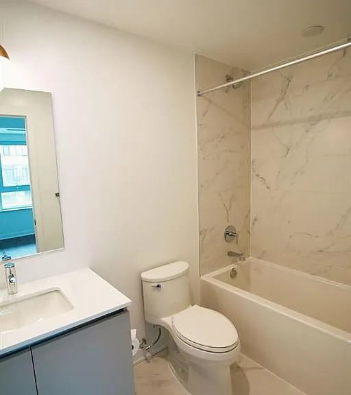 395 Dundas St W #822 — Photo 11