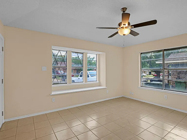 1711 Justin Lyn St — Photo 3