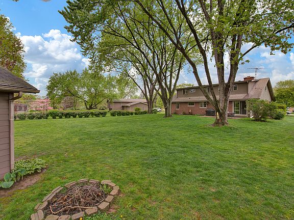 4th image of 24052 Lakeview Dr