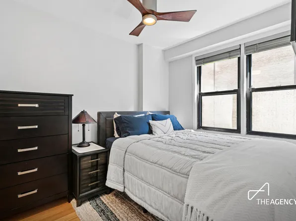 220 East 54th Street image 3 of 6