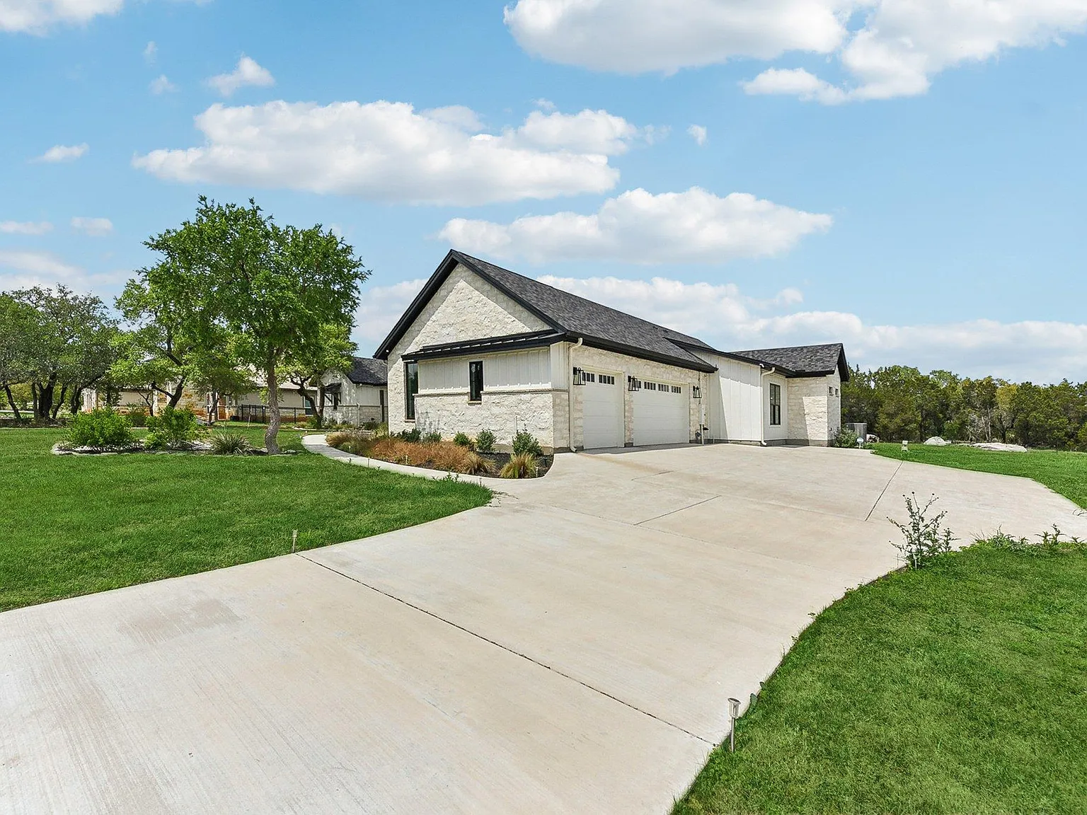 4 bed, 3.5 bath, 3223 sqft, $7,500 — Photo 2