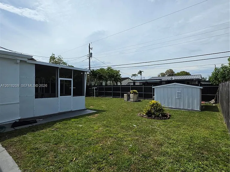 4601 SW 5th St — Photo 2