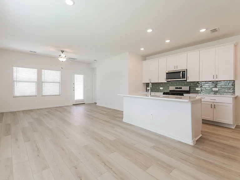 704 Dotty Dr — Photo 5