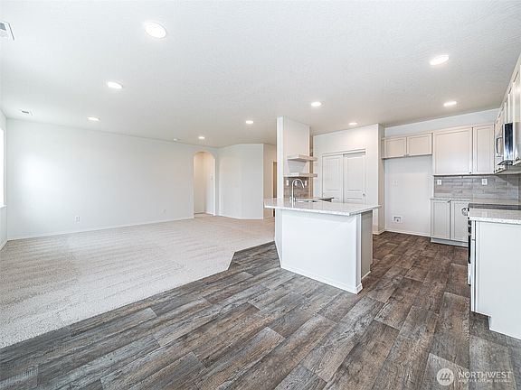 4th image of 207 W Newfield Place