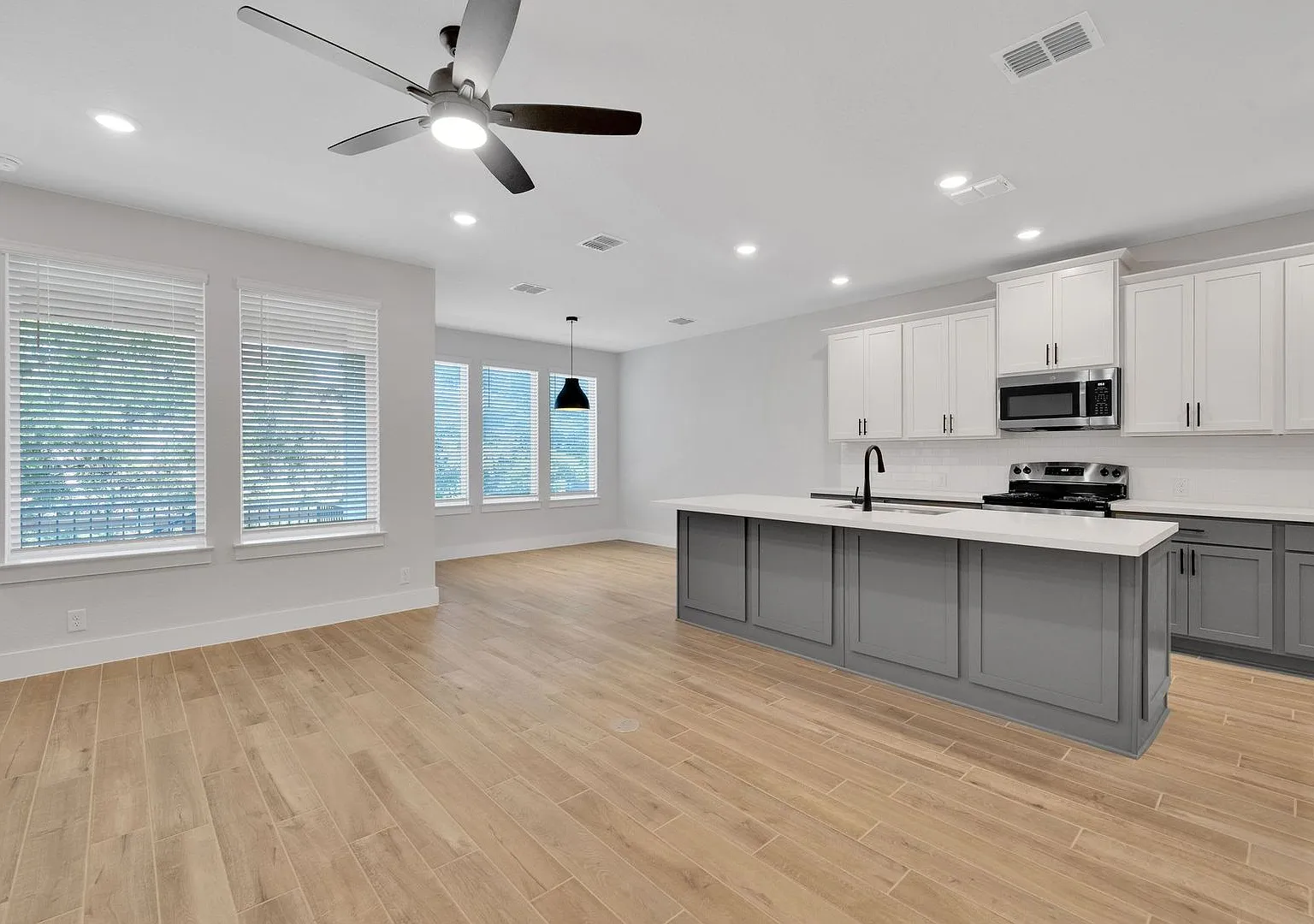 Beautiful 4 Bedroom Luxury Townhome Tuscany Floorplan — Photo 3