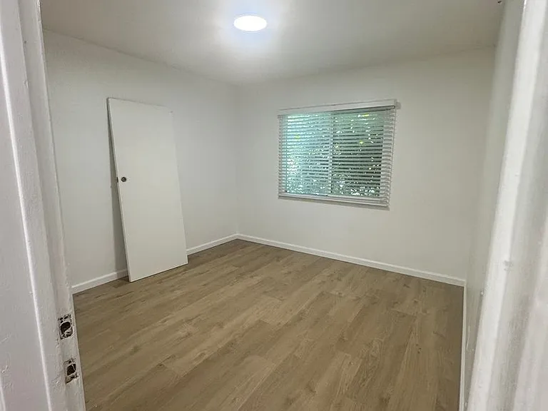 14937 Saticoy St — Photo 4