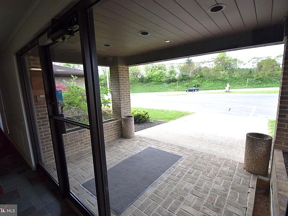 3rd image of 2371 Buchanan Trl W
