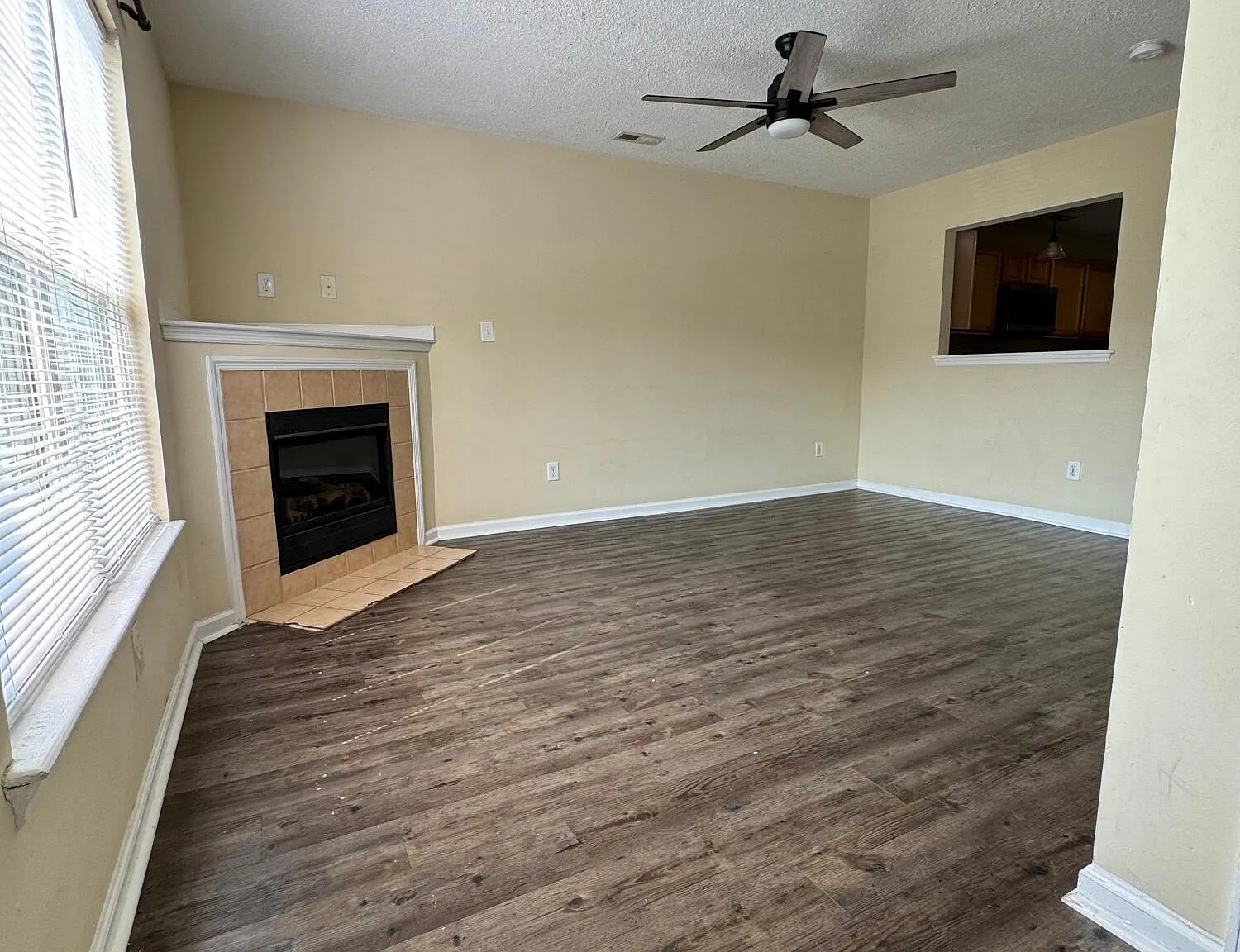 2 bed, 2.5 bath, 992 sqft, $1,200 — Photo 4