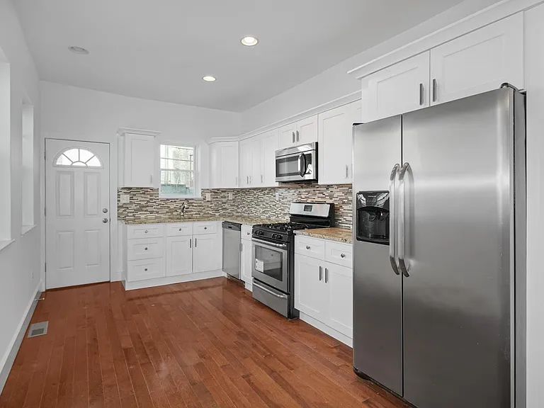 863 E Thompson St — Photo 2