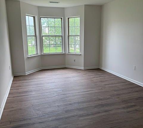 4th image of 27 Dennis Ct
