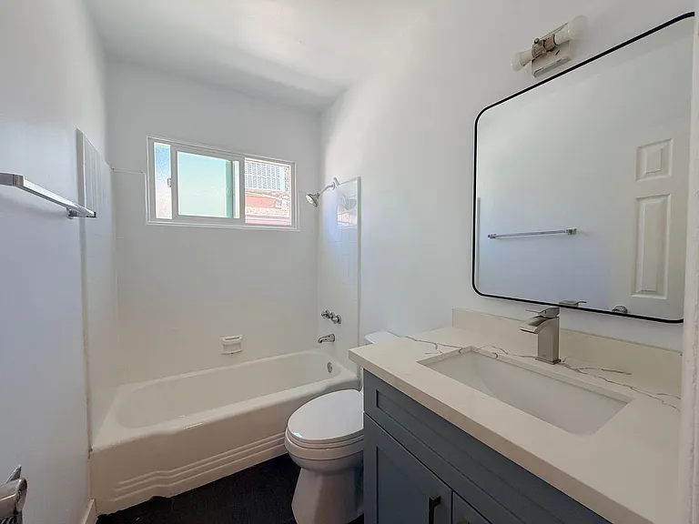 331 E Live Oak St — Photo 9