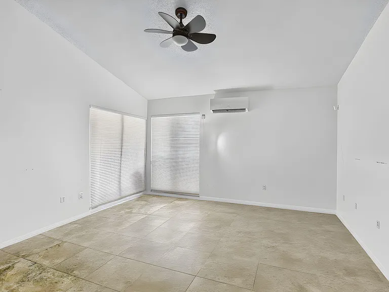 7690 Solimar Cir — Photo 17