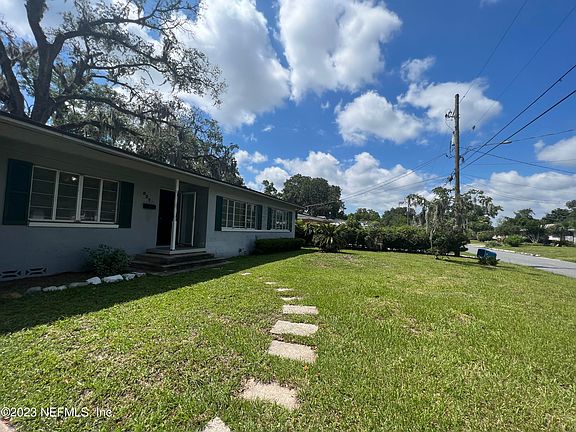 3rd image of 827 MORAVON Avenue