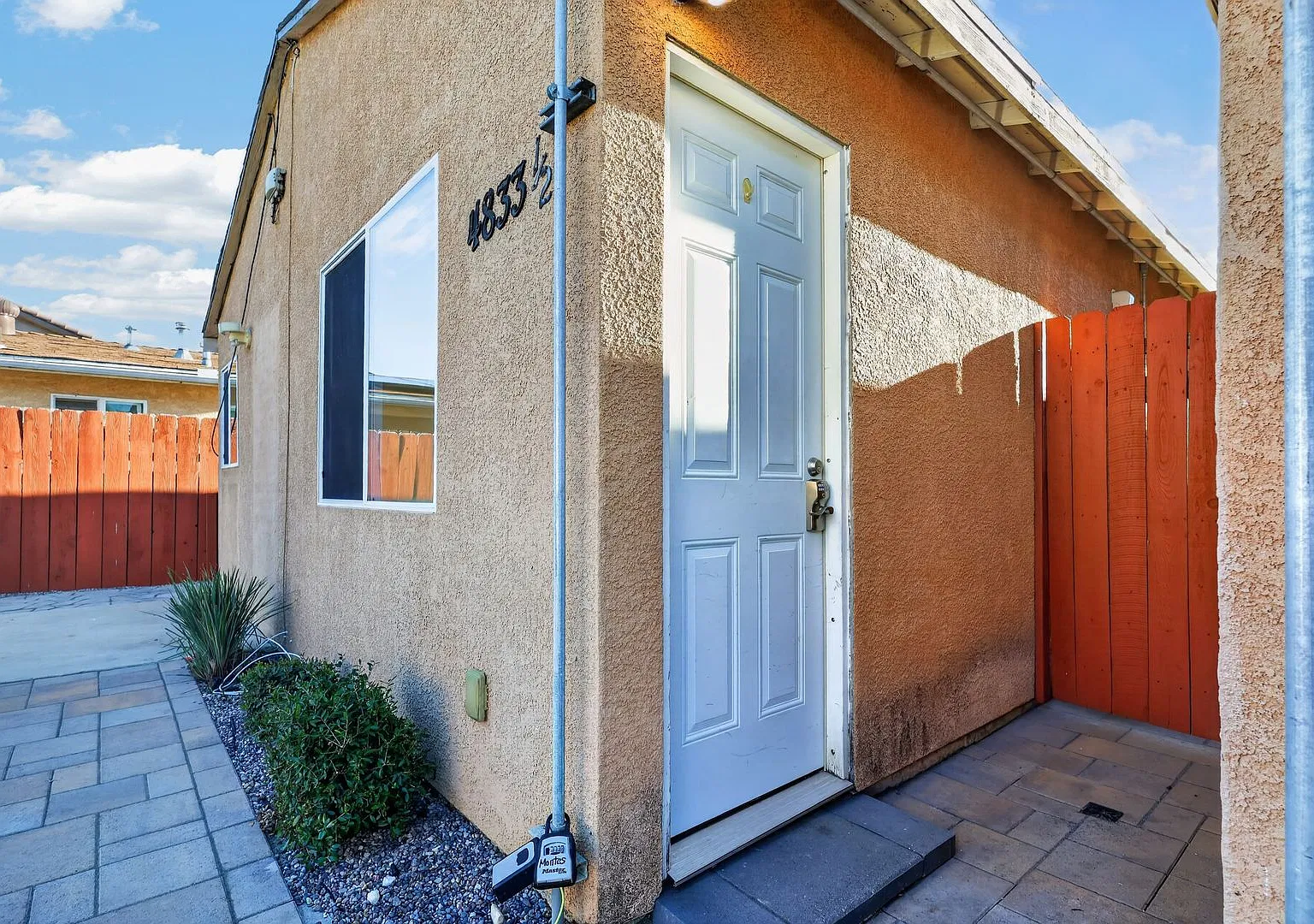 4833 1/2 Lantana Dr — Photo 1