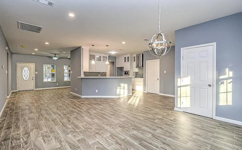 3 bed, 2.5 bath, 1887 sqft, $2,300 — Photo 2
