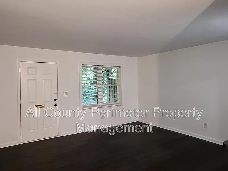 3083 Colonial Way #L — Photo 2