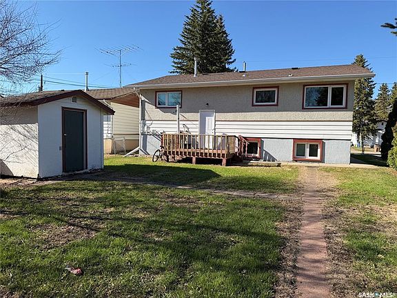 2nd image of 206 Burns AVENUE W
