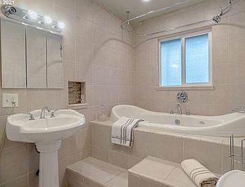 downstair bathroom (jacuzi)