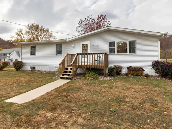 810 N 4th Ln, Guttenberg, IA 52052