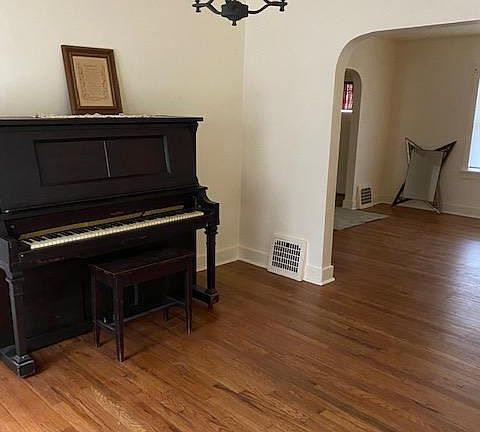 Dining room. Piano!