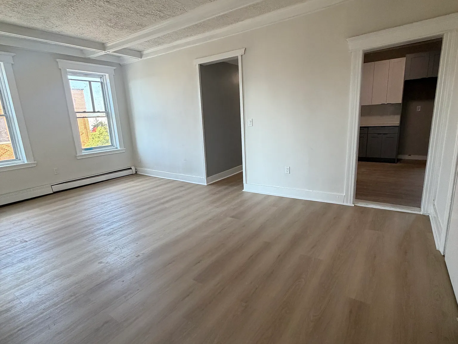 3 bed, 850 sqft, $2,400 — Photo 3