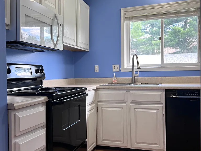 E13 Stonehedge Dr — Photo 4