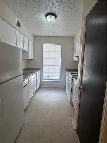 2 bed, 1.5 bath, 1165 sqft, $1,050 — Photo 3