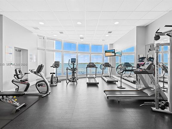 5th image of 725 NE 22nd St #Penthouse 2a