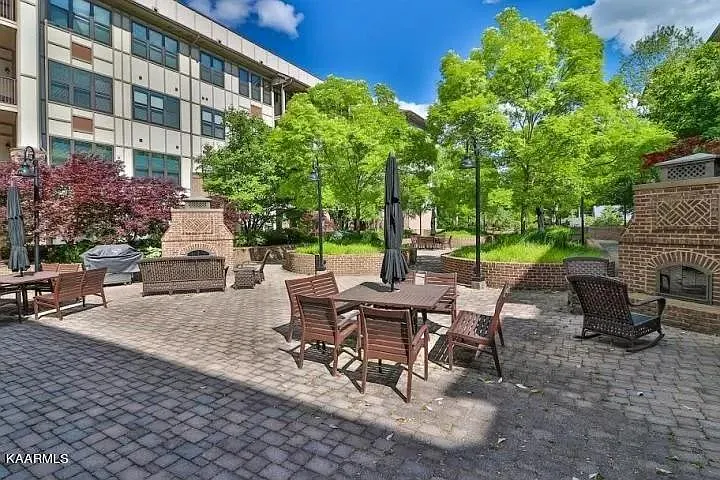 445 W Blount Ave #415 — Photo 16