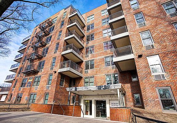 5th image of 1135 Pelham Pkwy N APT 4H