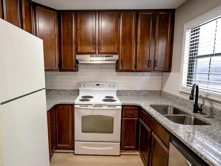 230 Adams St — Photo 10