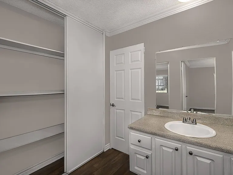 Chapman Village West Apartments — Photo 6