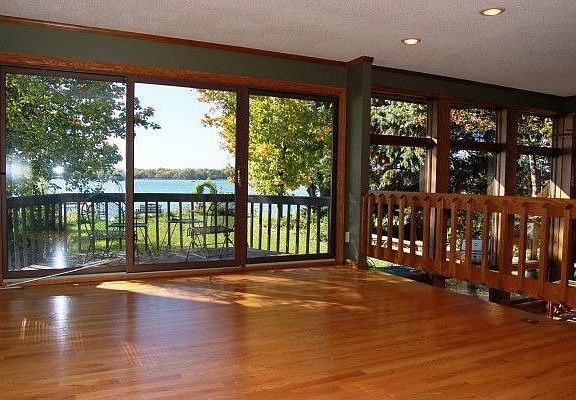 living room w/wall of glass
