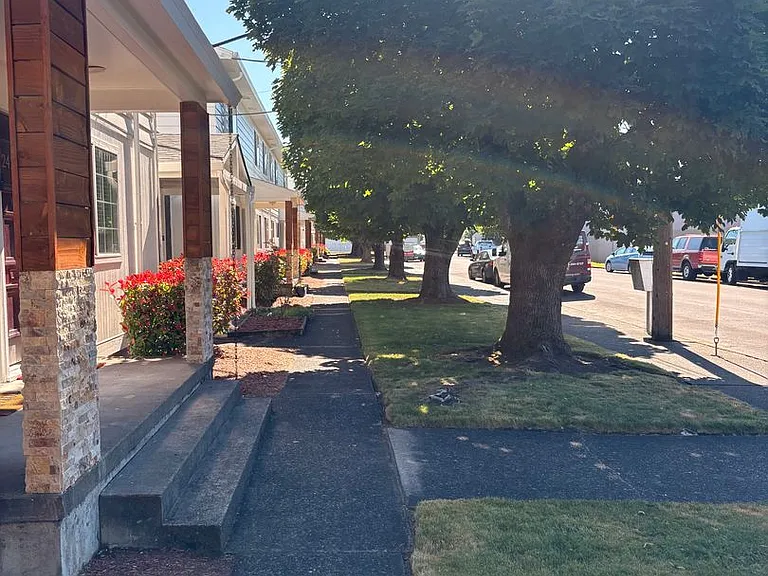 C2402 - Maple Court Apartments — Photo 15