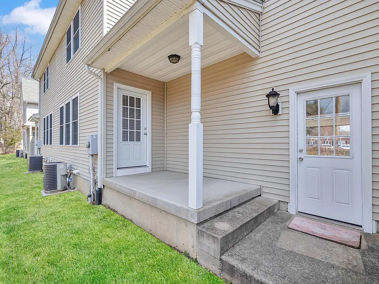 54 E Silver St #B — Photo 21