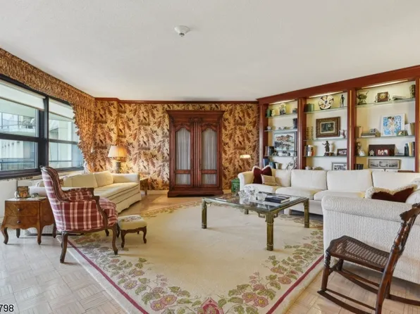 2 Claridge Dr #11AW, Verona Twp., NJ 07044