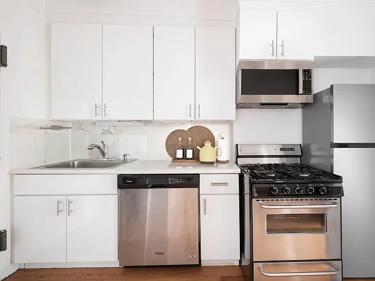 90 Thompson St #C1 — Photo 1